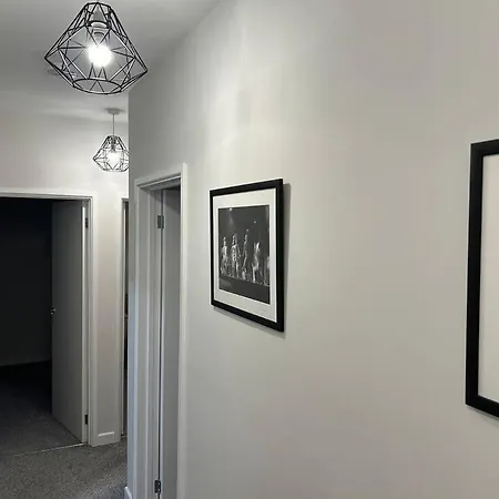 Modern 2 Bedroom Apartment - Neath Town Centre Exterior photo