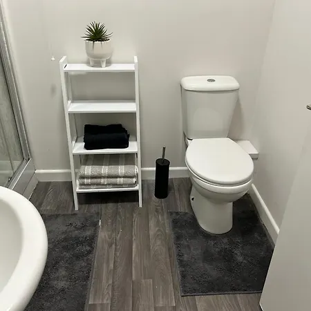 Modern 2 Bedroom Apartment - Neath Town Centre Exterior photo