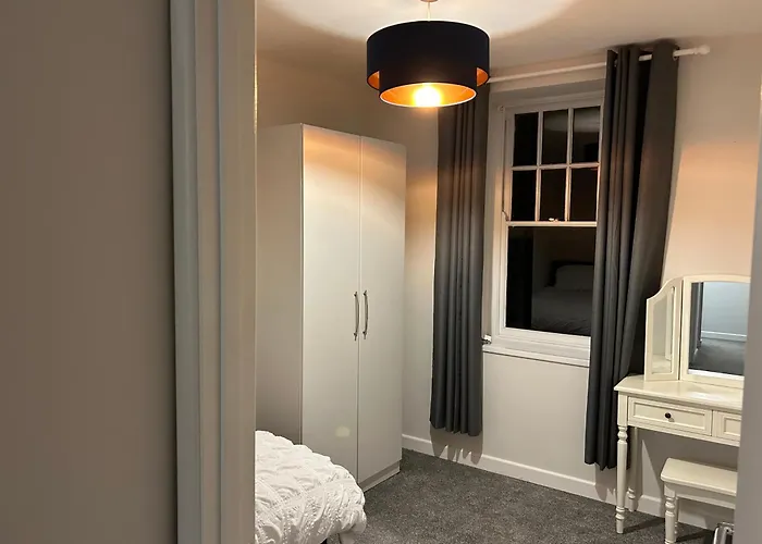 Modern 2 Bedroom Apartment - Neath Town Centre