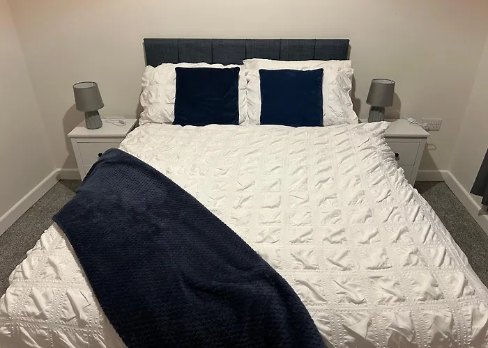 Modern 2 Bedroom Apartment - Neath Town Centre