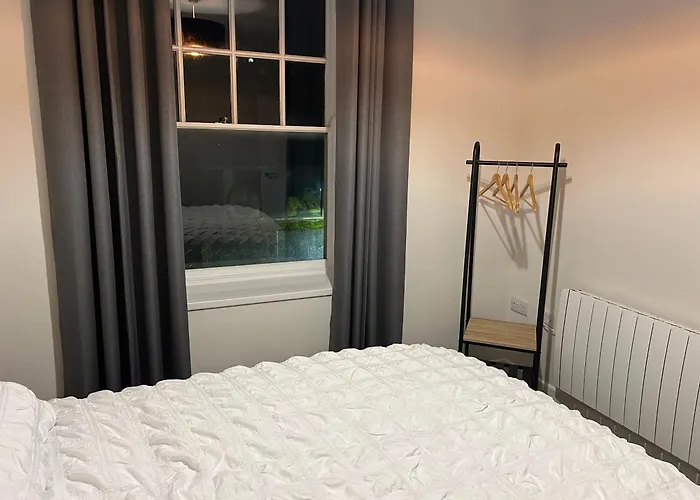 Modern 2 Bedroom Apartment - Neath Town Centre