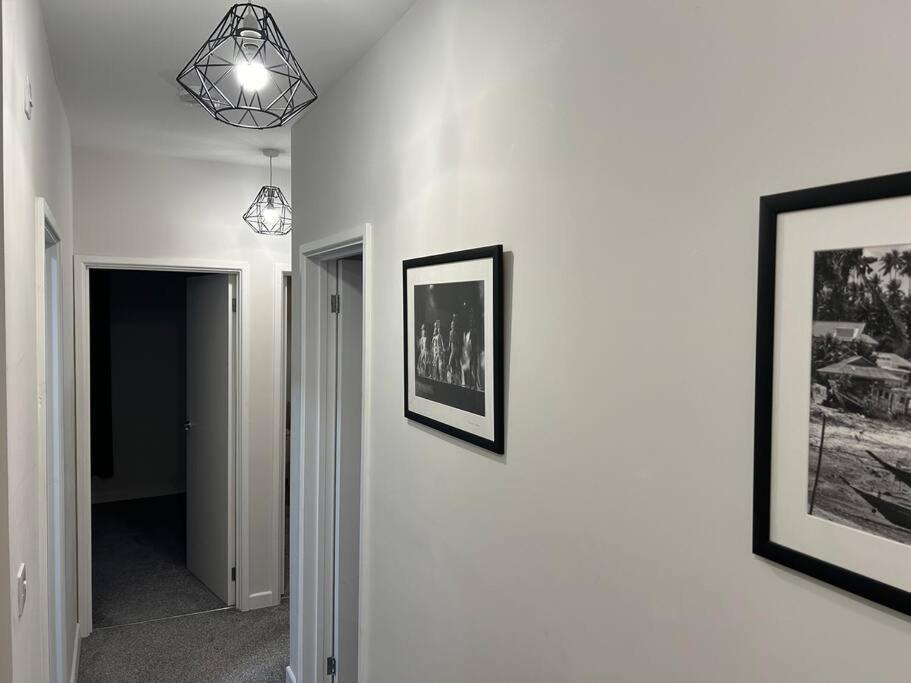 Modern 2 Bedroom - Town Centre * Neath