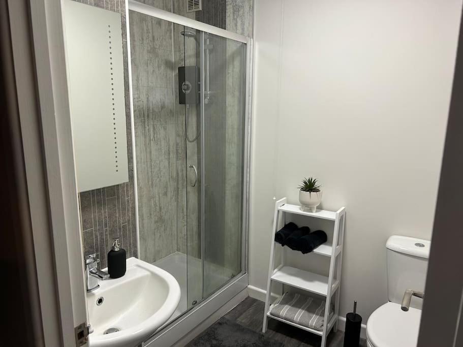 Modern 2 Bedroom - Town Centre Apartment *