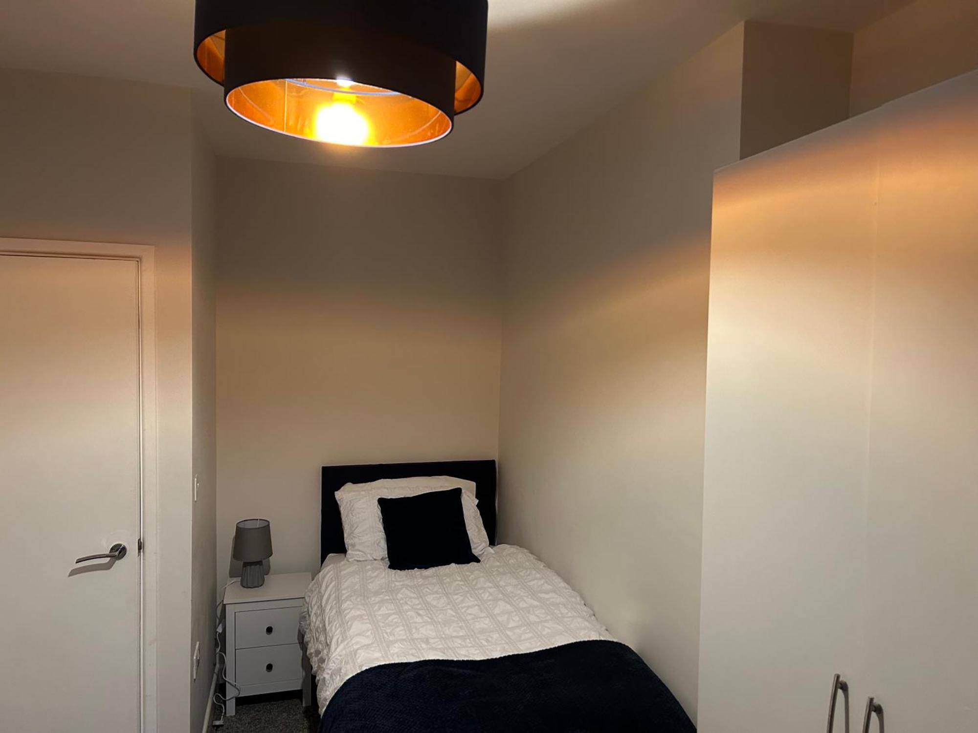 Modern 2 Bedroom - Town Centre Apartment Neath
