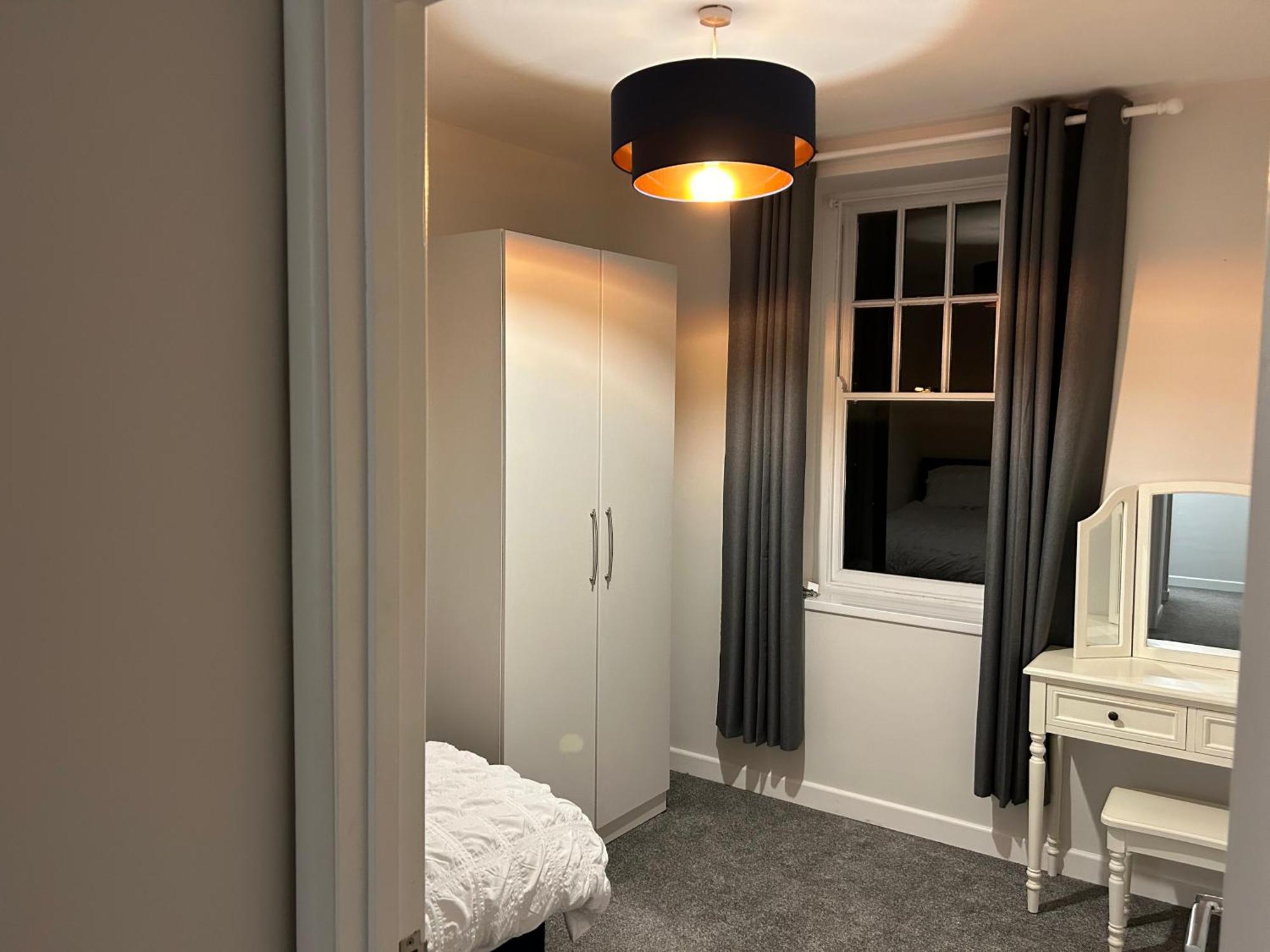 Modern 2 Bedroom - Town Centre Apartment