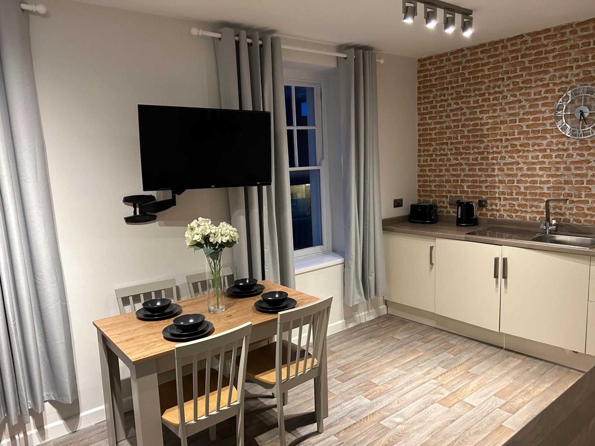 Modern 2 Bedroom - Town Centre Apartment *