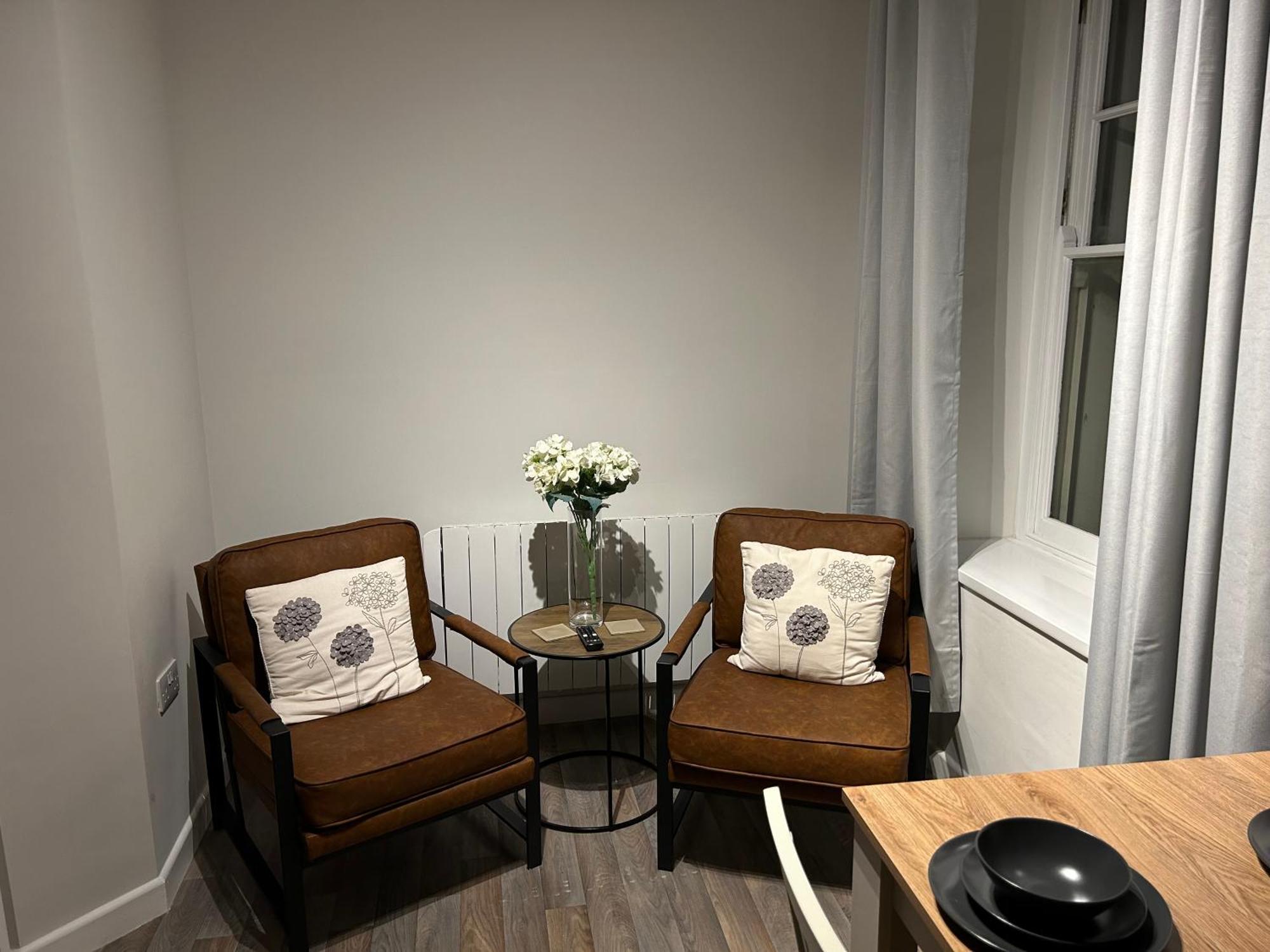 Modern 2 Bedroom - Town Centre * Neath
