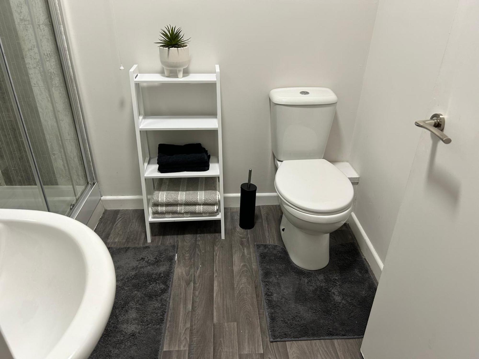 Modern 2 Bedroom - Town Centre * Neath