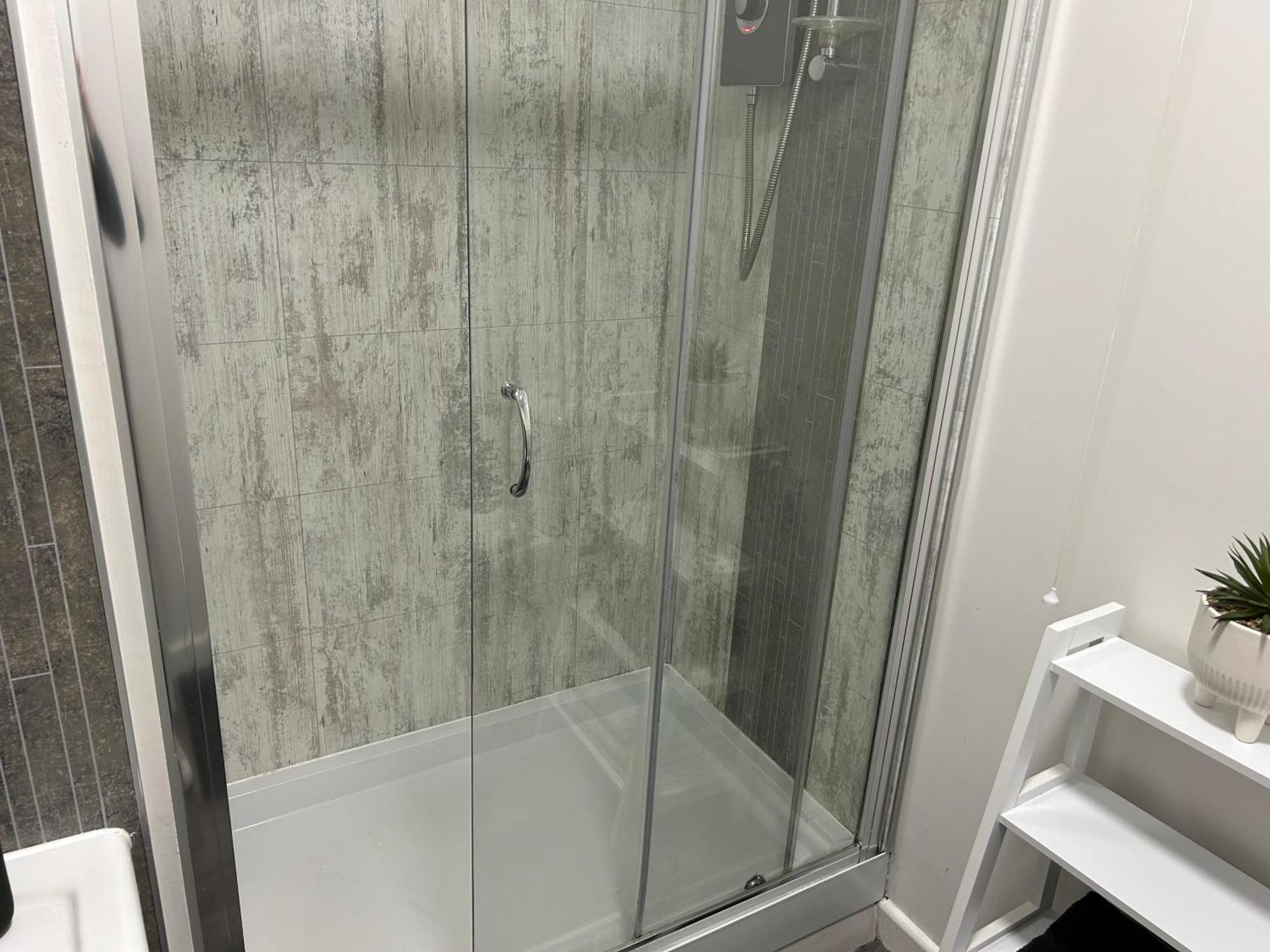 Modern 2 Bedroom - Town Centre Apartment Neath